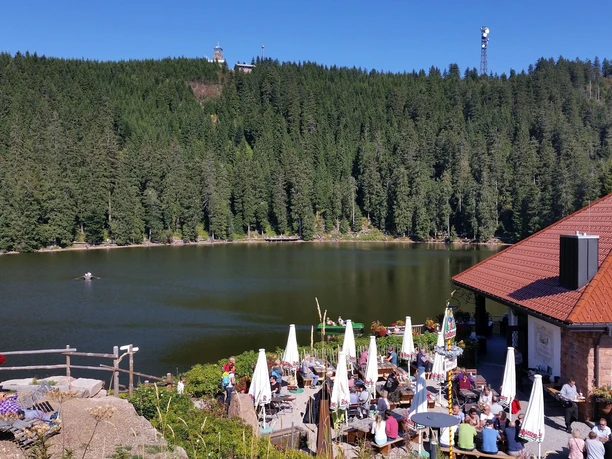 Biergarten am Mummelsee mit Ausblick auf den See und die Hornisgrinde