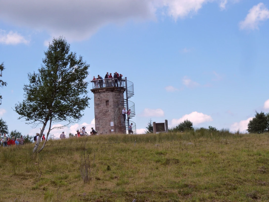 Bismarckturm auf der Hornisgrinde mit Außentreppe und Aussichtsplattform
