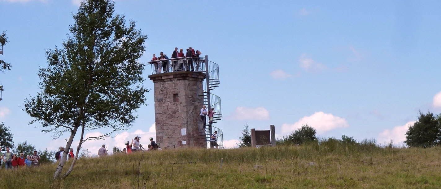 Bismarckturm auf der Hornisgrinde mit Außentreppe und Aussichtsplattform