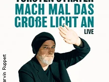 Kabarettist Torsten Sträter mit schwarzer Mütze und Jacke hebt lässig die Hand vor weißem Hintergrund.