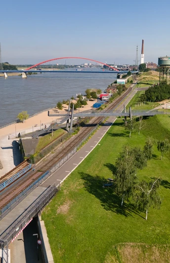 Rheinpark Duisburg mit Brücke der Solidarität