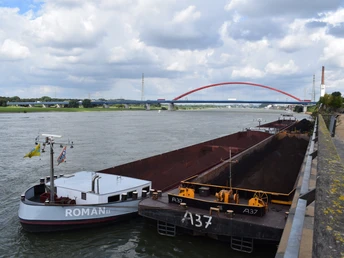 Binnenschiffe an der Kaianlage im RheinPark