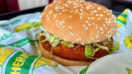 Veggieburger_CCBYSA_Teutoburger Wald_Stadt_Schloß Holte-Stukenbrock.jpg Ein veganes Burgergericht mit einem knusprig panierten Gemüselaibchen und frischem Salat im Sesambrötchen.
