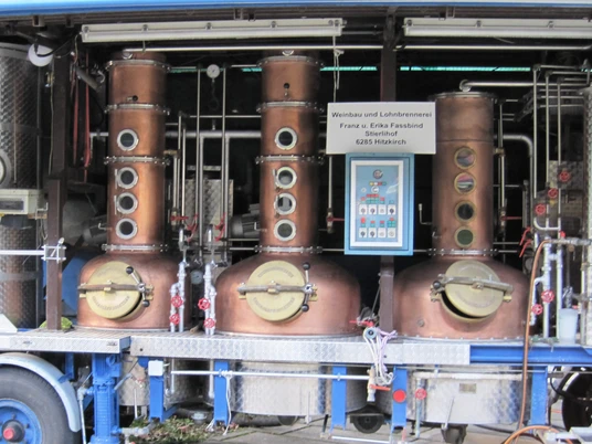 Hitzkirch_Stierlihof_Weinbau und Degustation_Brennanlage