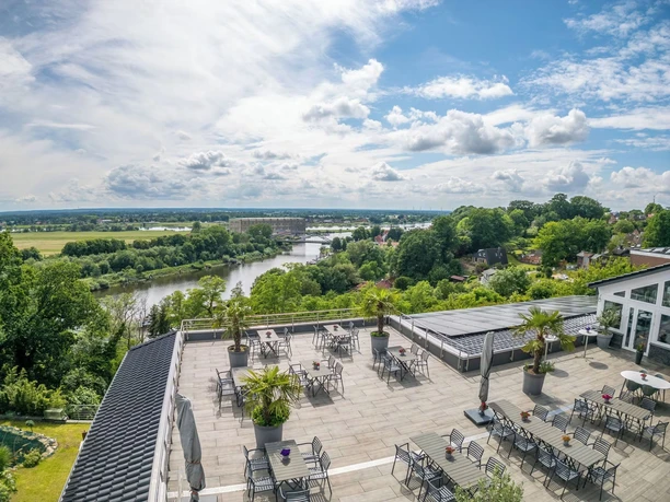 Hotel zum Halbmond Lauenburg Blick auf die Terrasse Hotel zum Halbmond Lauenburg