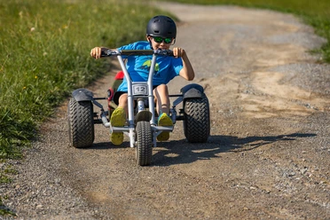Junge auf Mountaincart am Ritzhagen Junge auf Mountaincart am Ritzhagen