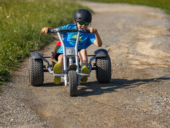 Junge auf Mountaincart am Ritzhagen Junge auf Mountaincart am Ritzhagen