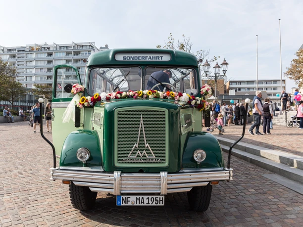 © Sylter Verkehrsgesellschaft I Maddalena Arosio_Oldtimerbus Strandläufer Hochzeit.jpg
