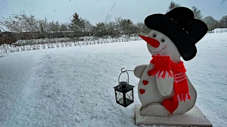 Schneemann im Schnee