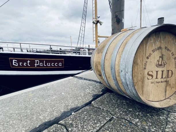 Gret Palucca Whiskylager vor Schiff (c) Adler Schiffe.jpeg