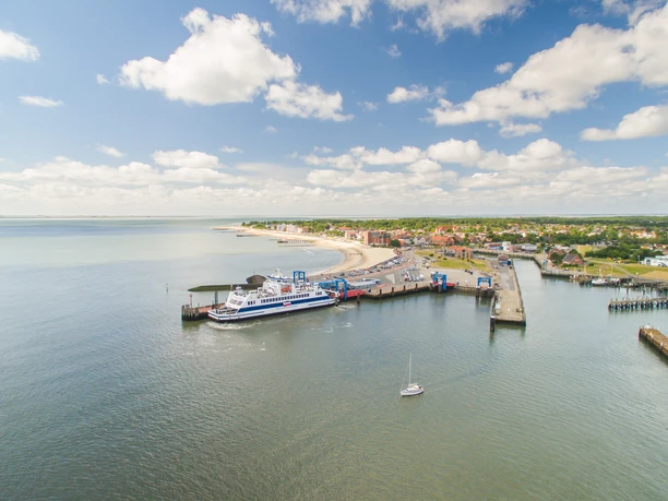 © Föhr Tourismus GmbH_Wyk Hafen von oben.JPG
