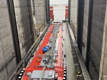 Hinein in das Schiffshebewerk