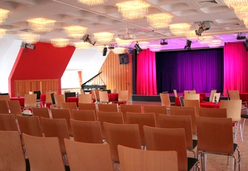 kursaal-rantum-fluegel-veranstaltungen-bistrotische-reihenbestuhlung.JPG