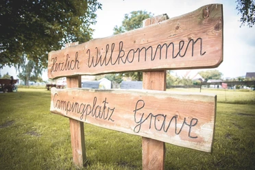 Biohof Stapel GbR - Willkommensschild Campingplatz