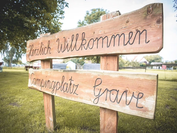 Biohof Stapel GbR - Willkommensschild Campingplatz