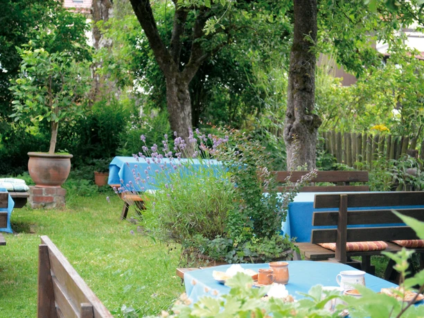 Kunsttöpferei_Café mit Kachelofen