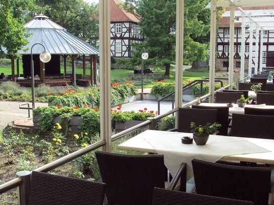 Blick von der Sonnenterrasse des Restaurants Ratskeller auf den Rosengarten Salzgitter-Bad