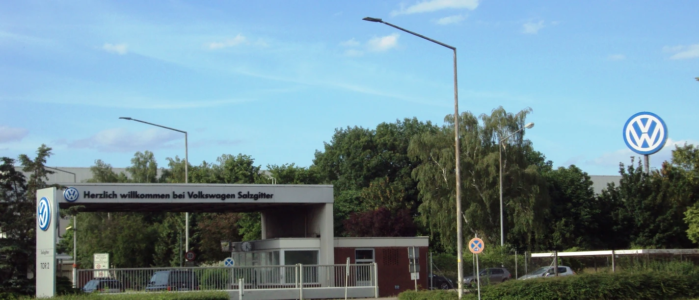 VolkswagenSalzgitter (3).JPG Eingangstor zum Volkswagen Werk Salzgitter mit großem VW-Logo an einem sonnigen Tag.
