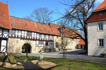 Torbogen als Zugang zum Gelände der Wasserburg Gebhardshagen