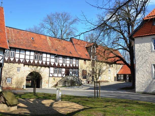 Torbogen als Zugang zum Gelände der Wasserburg Gebhardshagen