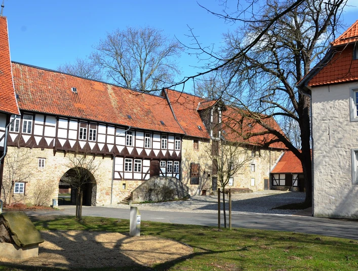 Torbogen als Zugang zum Gelände der Wasserburg Gebhardshagen