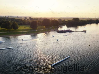 Sonnenuntergang an der Wasserskianlage im Salzgittersee