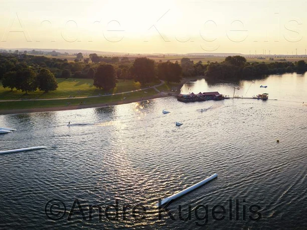 Sonnenuntergang an der Wasserskianlage im Salzgittersee