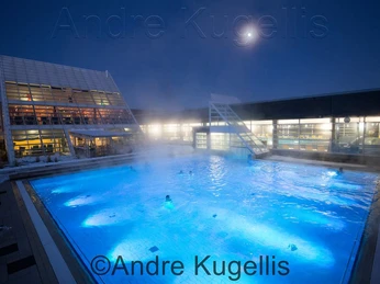 Warmes Außenbecken des Thermalsolbad in kalter Winternacht