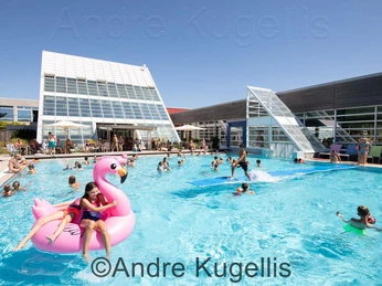 Außenbecken des Thermalsolbads im Sommer
