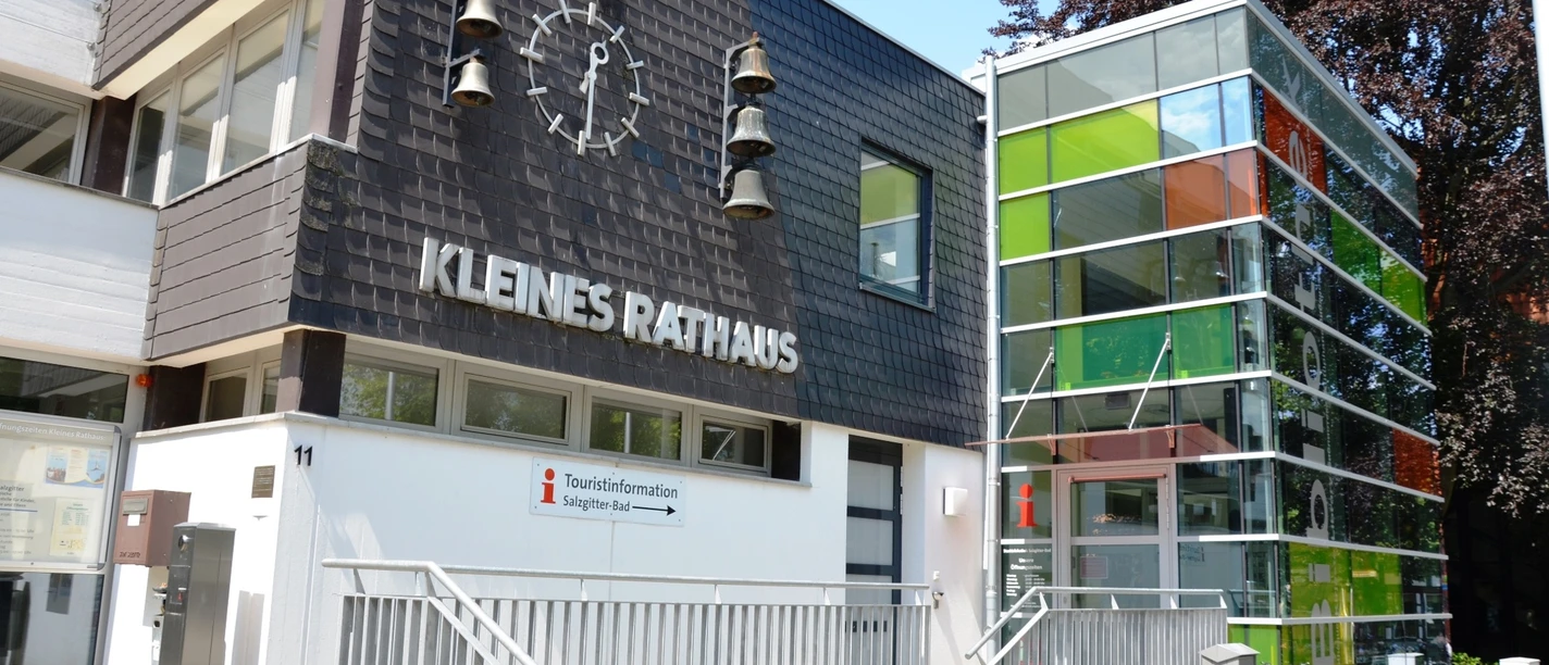 Außenansicht Kleines Rathaus Salzgitter-Bad mit Glockenspiel