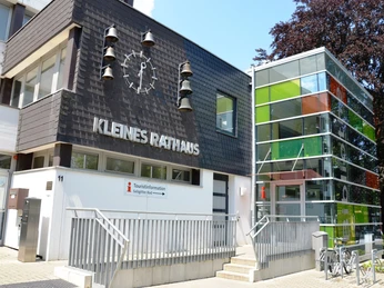 Außenansicht Kleines Rathaus Salzgitter-Bad mit Glockenspiel