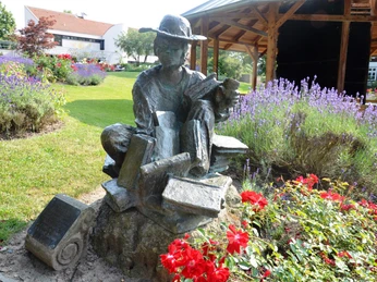 Skulptur Die Lesende Kunststraße Salzgitter-Bad