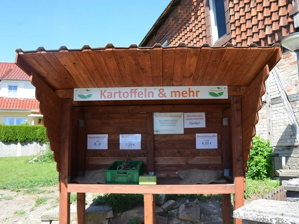 Verkaufsstand der LPG Heerte mit Hofladenartikeln in Salzgitter