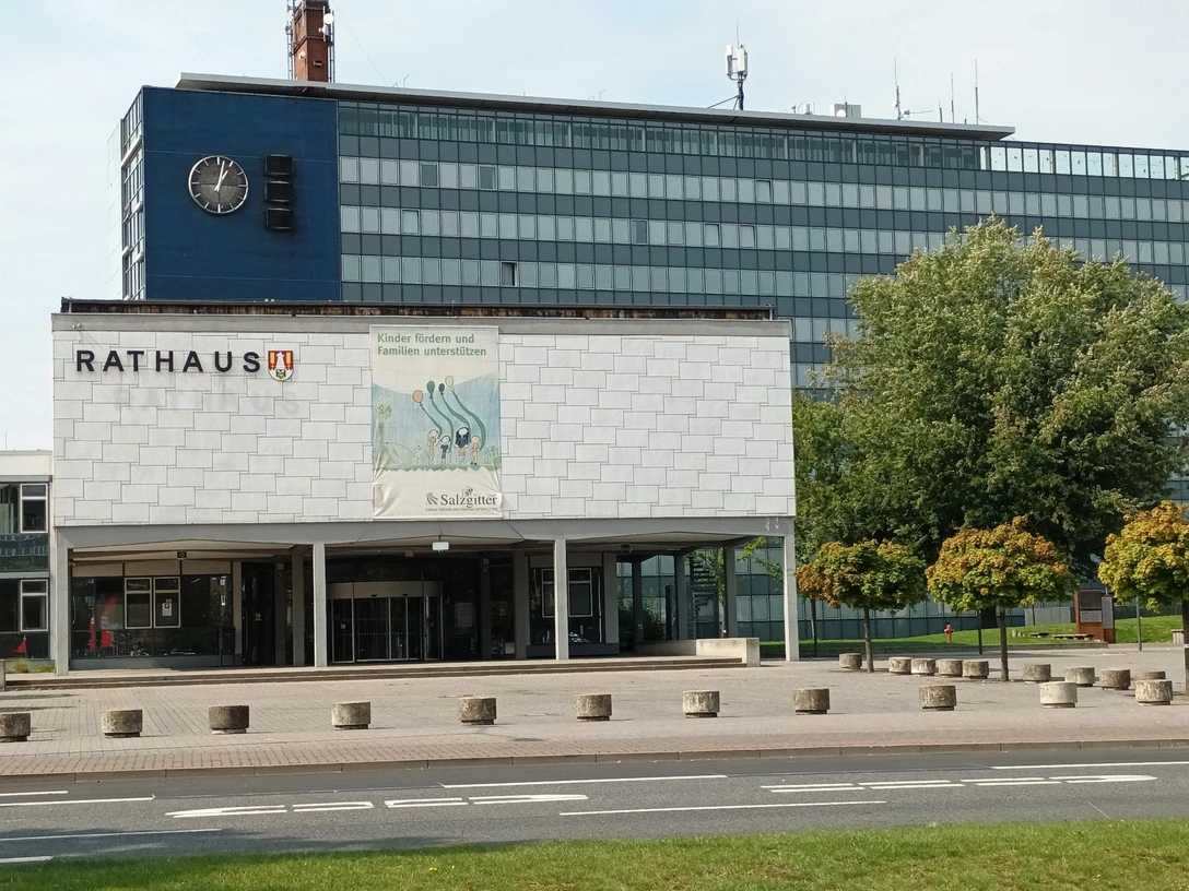 Eingang Rathaus Salzgitter-Lebenstedt mit Atrium und Ratssaal