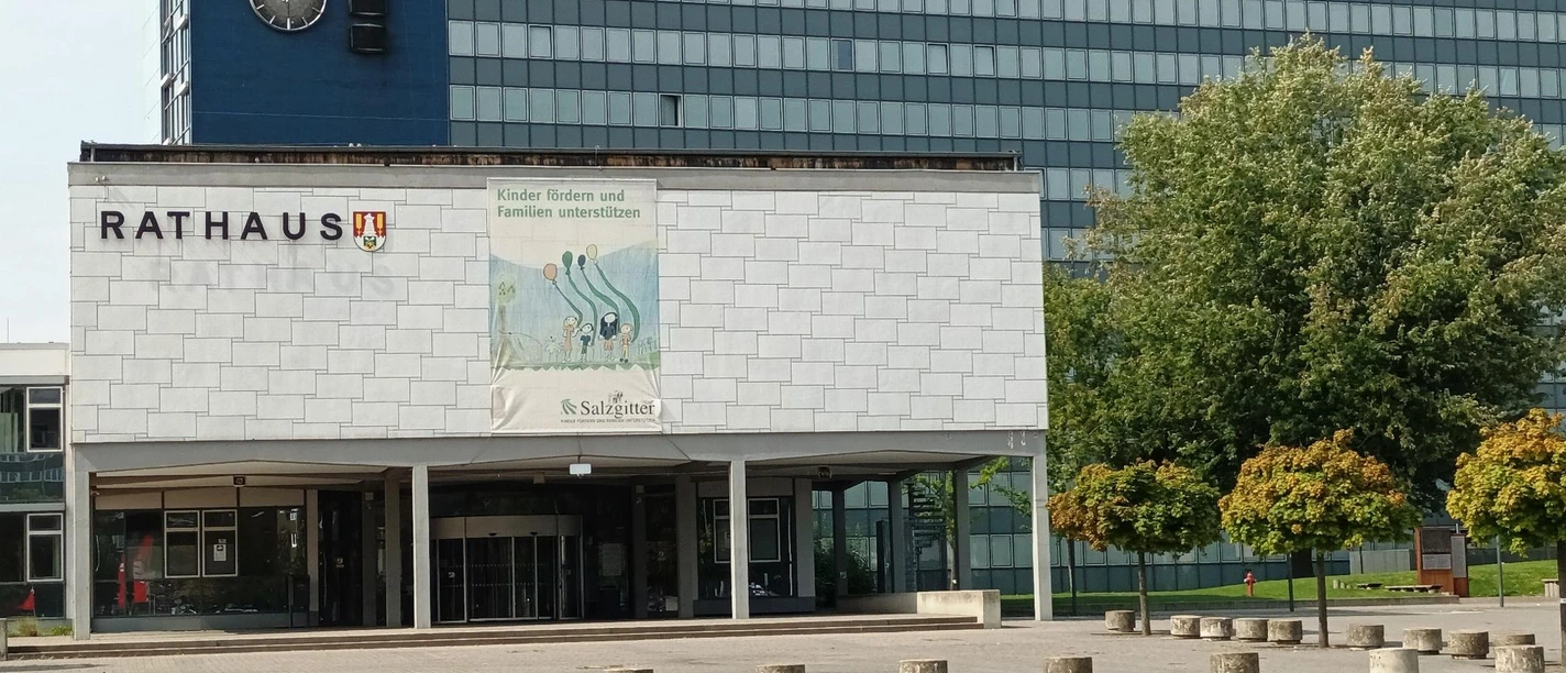 Eingang Rathaus Salzgitter-Lebenstedt mit Atrium und Ratssaal