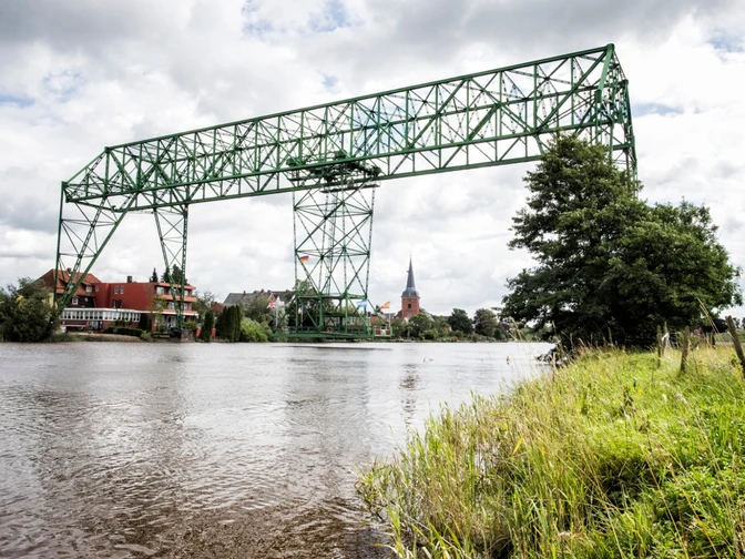 Die Schwebefähre auf ihrem Weg über der Oste