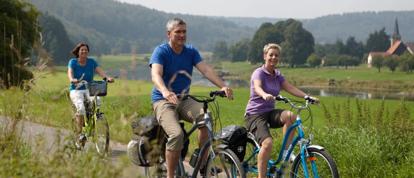 Radfahrer auf dem Weser-Radweg im Weserbergland
