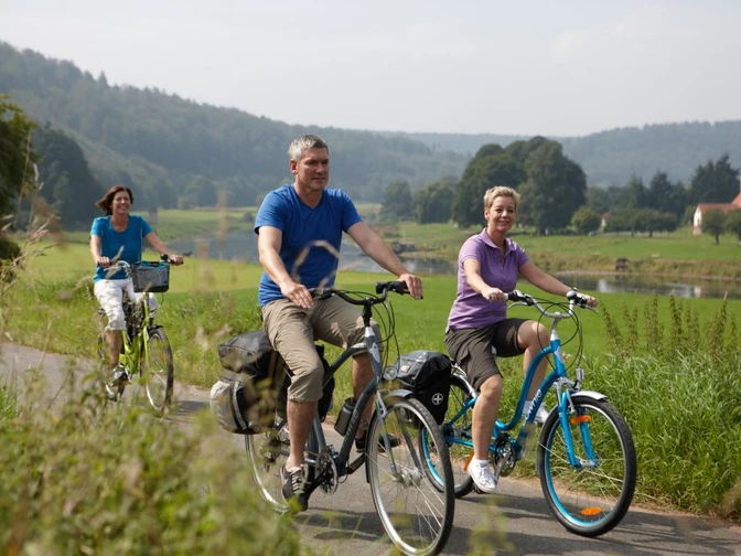 Radfahrer auf dem Weser-Radweg im Weserbergland