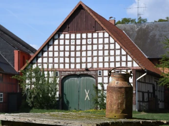 Milchkanne im Rundling Satemin