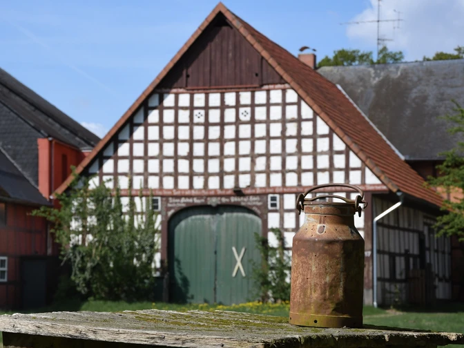 Milchkanne im Rundling Satemin