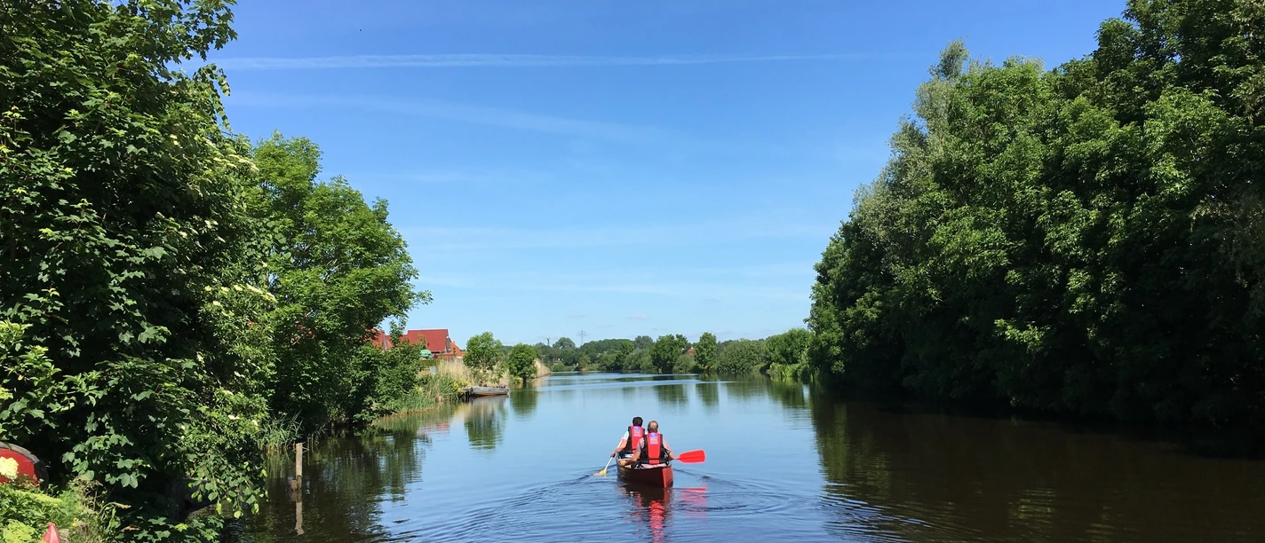 Kanufahrer starten von Rorichum