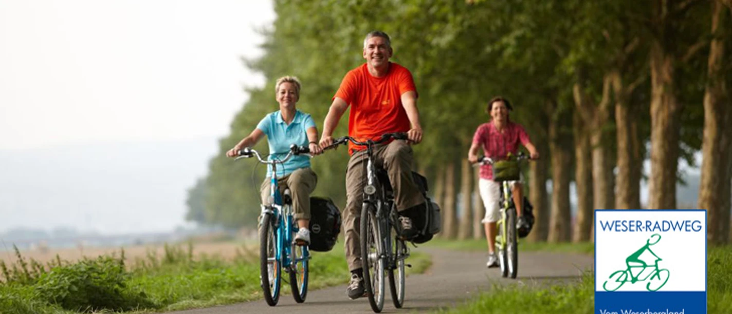 Radler auf dem Weser-Radweg