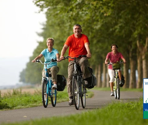 Radler auf dem Weser-Radweg