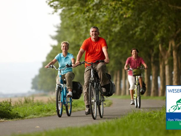 Radler auf dem Weser-Radweg