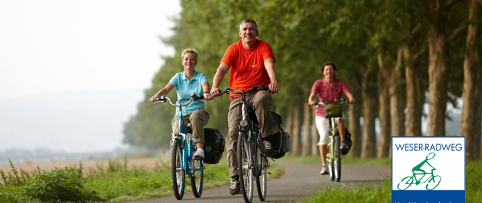 Radler auf dem Weser-Radweg