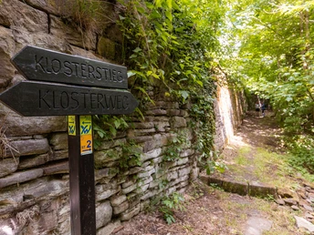 Wanderweg am Kloster Amelungsborn entlang historischer Sandsteinmauern