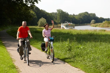 Radfahrer auf dem Weser-Radweg