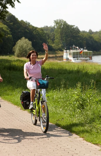 Radfahrer auf dem Weser-Radweg