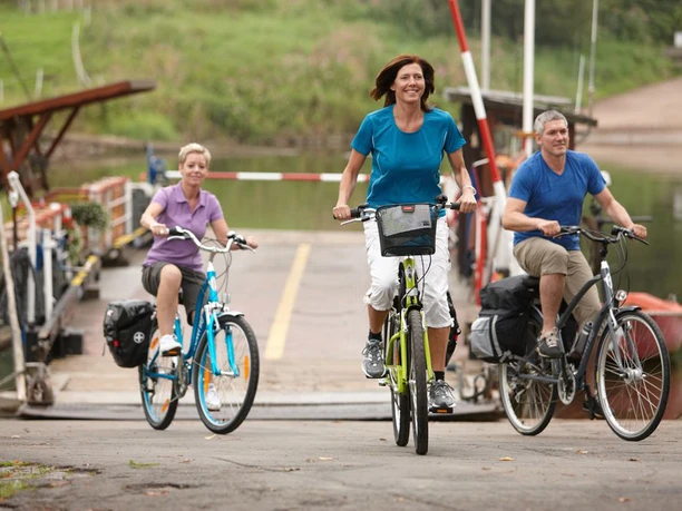 Radfahrer an der Fähre