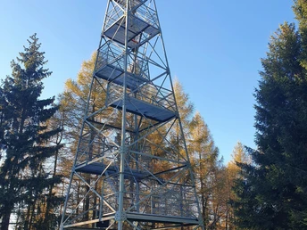 Raabeturm auf dem Gr 1 und dem Ith-Hils-Weg